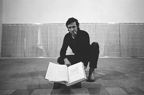Alighiero Boetti prepared in 1978 at the Kunsthalle in Basel "720 letters from Afghanistan", realized in 1973-1974, photo by Gianfranco Gorgoni