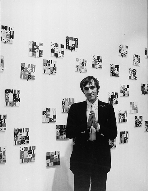 Alighiero Boetti in "Identité italienne" at the Center Georges Pompidou in Paris 1980, photo by Nanda Lanfranco