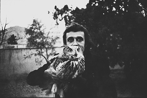 Alighiero Boetti and the owl Rémè in Kabul in 1972, Courtesy of Alighiero Boetti Archive